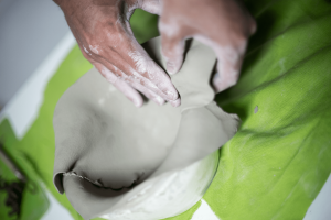 Ton wird in Gipsplatte gearbeitet