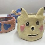 getöpferte Tasse mit Engobe bemalt