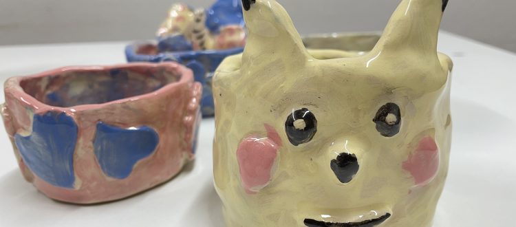 getöpferte Tasse mit Engobe bemalt