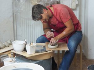 Teilnehmer der offenen Werkstatt beim Abdrehen